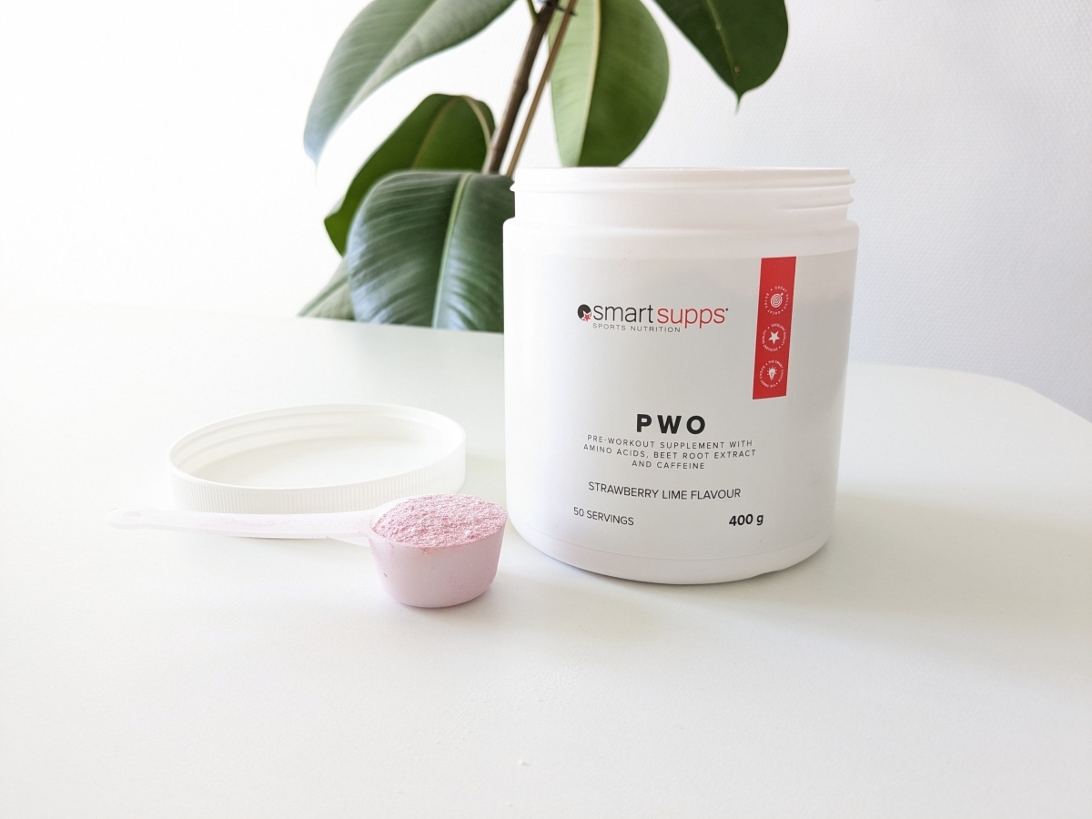 Smartsupps PWO med uppmätt skopa framför burken, fotograferad av oss